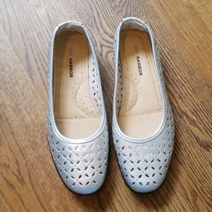 2/$20 LKN Sag Harbor Silver Metallic Flats 8.5